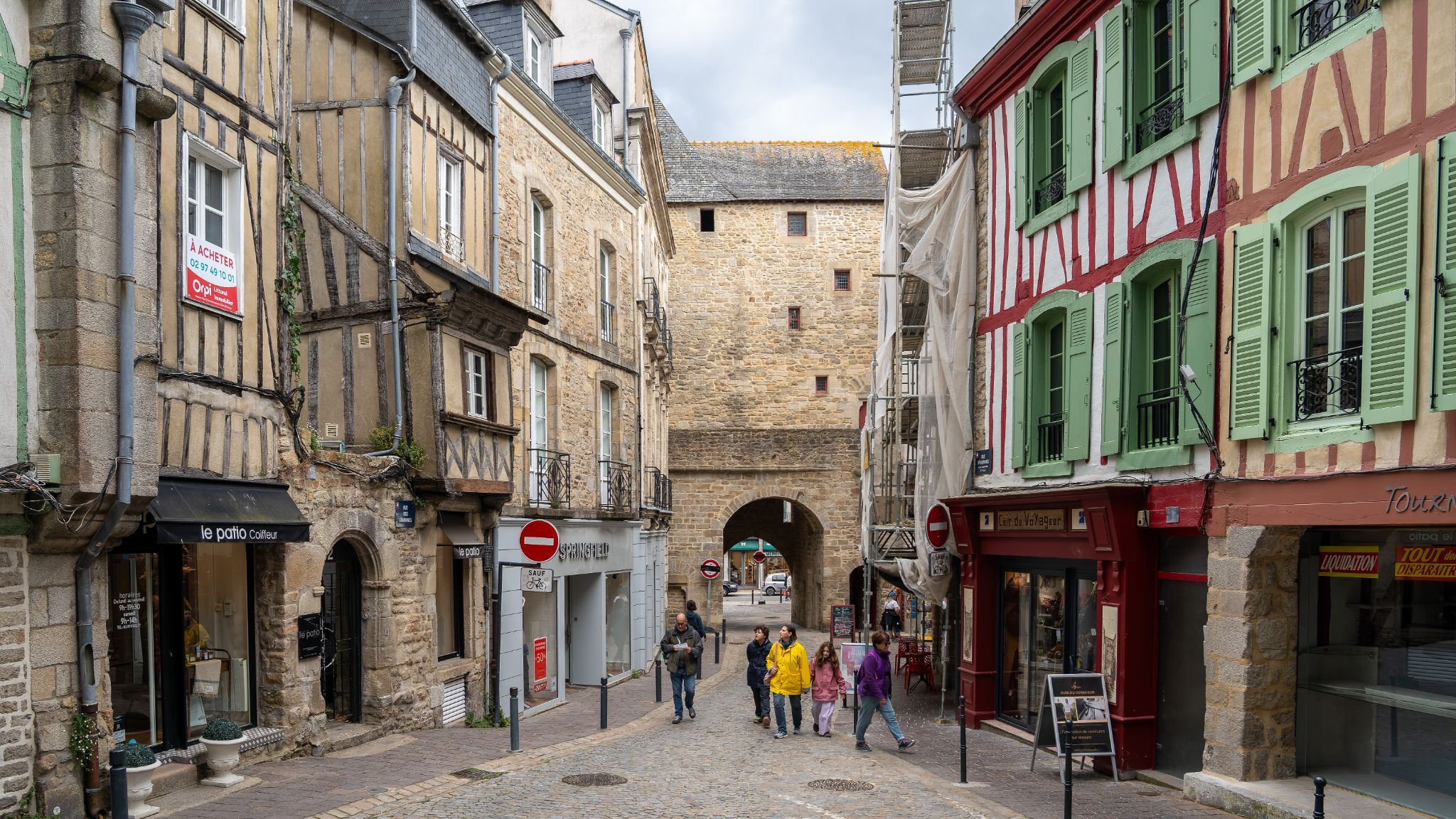 Die Porte Prison ist ein Stadttor aus dem 13. Jh. mit Doppeltor, Mâchicoulis und einem verbleibenden runden Turm, das einst als Gefängnis diente und Teil der historischen Stadtbefestigung war.